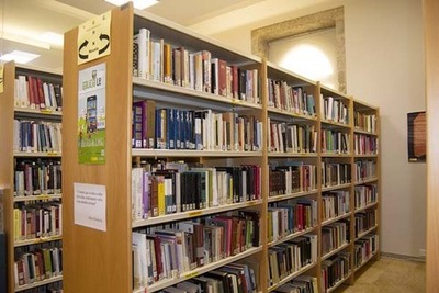 A Biblioteca Municipal de Tui recibe axudas da Xunta para mellorar a súa colección bibliográfica 