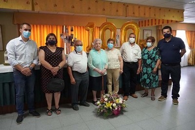 O alcalde e o concelleiro de Servizos Sociais felicitaron a Leonor Martínez Gándara no seu centenario