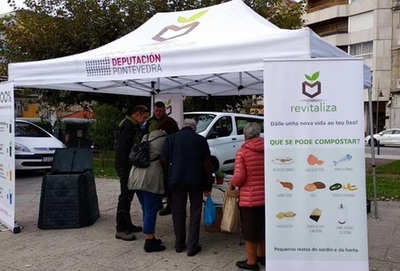 A carpa do Revitaliza chega a Tui para informar sobre compostaxe doméstica e comunitaria