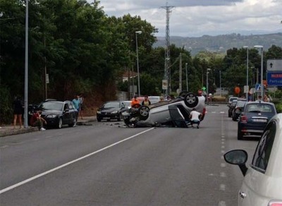 Unha persoa resultou ferida a causa dunha colisión entre dous turismos en Tui