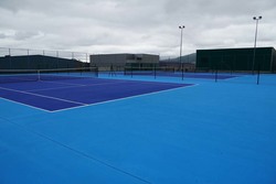As instalación municipais de tenis en Areas contan agora con tres pistas dobres