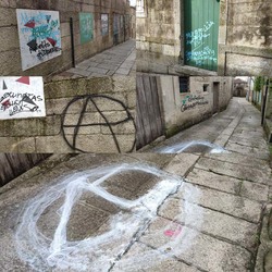 O Concello de Tui condena as pintadas rexistradas no conxunto histórico nas últimas xornadas