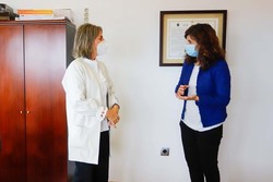 A delegada territorial da Xunta en Pontevedra, María Luisa Piñeiro, realiza unha visita institucional a Oia