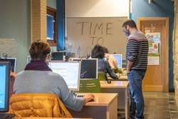 Tomiño formará en informática ás familias para mellorar o apoio educativo dos máis cativos