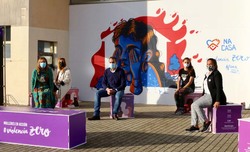 Co mural -queda na casa- Nana retrata en Tui o pesadelo das mulleres e crianzas confinadas cos seus maltratadores 