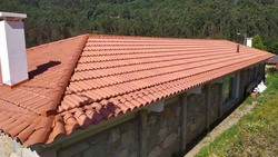 O Concello de Oia renova a cuberta das Escolas de Loureza 