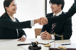 Infominho -  Ms all de tu ciudad: gua para encontrar abogados fuera de tu Comunidad - 