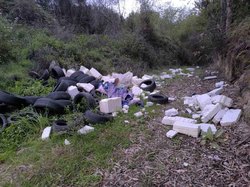 Infominho -  Denuncian la acumulación de residuos y neumáticos junto a la A-52 en Salvaterra de Miño -  Infominho -  Denuncian la acumulación de residuos y neumáticos junto a la A-52 en Salvaterra de Miño -