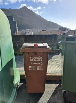Infominho -  A Guarda instala el contenedor marrn para residuos orgnicos en el centro urbano - 