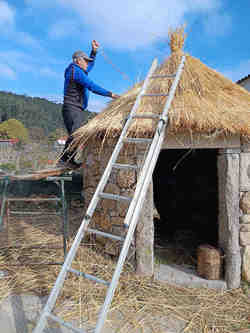 Infominho -  Camposancos revive la historia prerromana con una vivienda castrexa en piedra y paja - 
