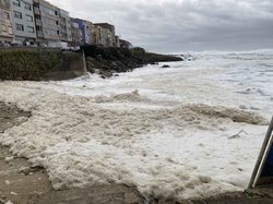 Infominho -  Curiosos se acercan a O Carreiro para ver la espuma generada por el fuerte oleaje en A Guarda - 