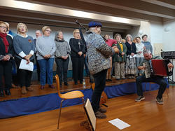 Infominho -  Tino Baz regal� a Camposancos un inolvidable concierto navide�o de panxoli�as y m�sica tradicional - 