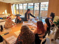 Infominho -  Postales que unen generaciones: Tomi�o reparte 614 mensajes de Navidad llenos de afecto - 