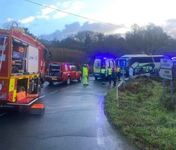 Infominho -  Accidente entre un turismo y un autob�s escolar en As Neves obliga a intervenir a los bomberos - 