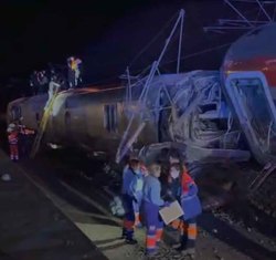 Infominho -  Minuto de silencio en A Guarda en memoria de las v�ctimas del accidente de tren en Adamuz - 