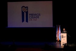Infominho -  El Concello de Tui distingue a la escritora Marga do Val y al Tyde F.C. en los Premios Cidade de Tui - 