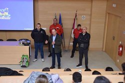 Infominho -  Escolares de Valen�a aprenden a salvar vidas con kits de supervivencia en una iniciativa de Protecci�n Civil - 