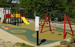 Infominho -  Mon�ao invierte m�s de 30.000 euros en un nuevo parque infantil en Mazedo - 