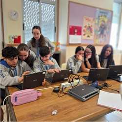 Infominho -  El Colegio Marista Santa Maria de Tui suma reconocimientos en dise�o, cine e innovaci�n educativa - 
