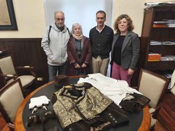 Infominho -  Una familia tudense dona al Concello un traje tradicional para preservar la memoria cultural de Tui - 