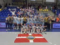Infominho -  El Mecalia Atl�tico Guard�s golpea primero en Eslovaquia y sue�a con levantar la EHF European Cup - 