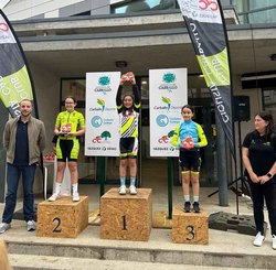 Infominho -  Las ciclistas de La Academia Oiense brillan en Carballo con tres podios auton�micos - 