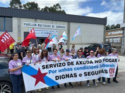 Infominho - Las trabajadoras del SAF de Tomiño llevan sus reivindicaciones a un acto del PP y reclaman más recursos para los cuidados - Infominho - Las trabajadoras del SAF de Tomiño llevan sus reivindicaciones a un acto del PP y reclaman más recursos para los cuidados -