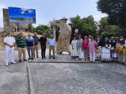 Infominho -  El escultor tudense Rai firma el nuevo monumento al peregrino instalado en el coraz�n del Camino Portugu�s - 