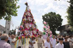 Infominho -  Las espadanas vuelven a llenar de tradici�n las fiestas de Santa B�rbara en San Xurxo(Salceda de Caselas) - 