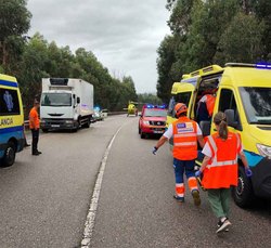 Infominho -  Un vecino de Vigo fallece tras chocar su coche contra un cami�n en la PO-400 en As Neves - 