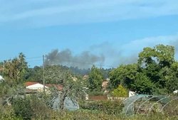 Infominho -  Medios a�reos y brigadas trabajan en un incendio forestal en Tomi�o - 