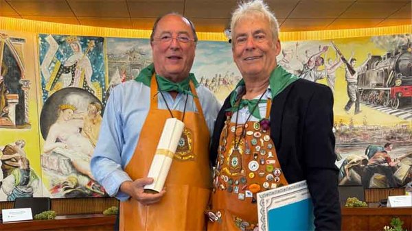 Infominho -  El presidente de Bodegas Matarromera, Carlos Moro, recibe el nombramiento de Cofrade Numerario en Salvaterra de Mio - 