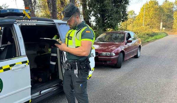 Infominho -  Conduca sin carn, sin seguro y con la ITV caducada: la Guardia Civil intercepta a un vecino de Tui en la A-55 en O Porrio - 