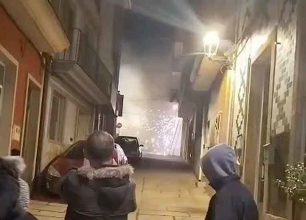 Infominho - Explosiones y humo por un incendio en un cuadro eléctrico en la calle Colón de A Guarda - Infominho - Explosiones y humo por un incendio en un cuadro eléctrico en la calle Colón de A Guarda -