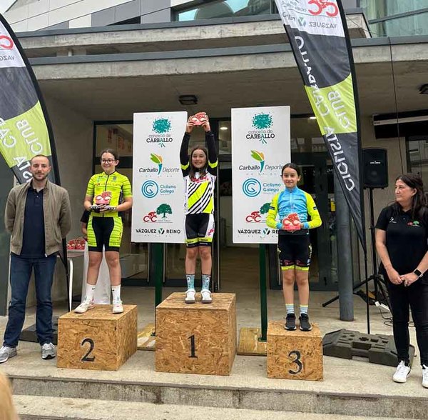 Infominho -  Las ciclistas de La Academia Oiense brillan en Carballo con tres podios auton�micos - 