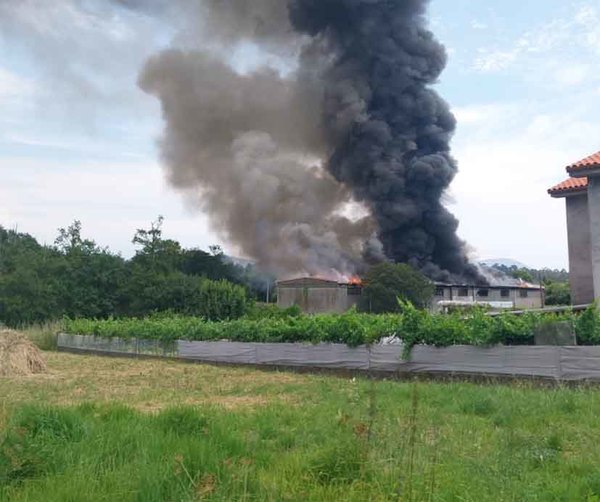 Infominho -  Controlado el incendio de la nave industrial de Vemar Galicia en O Rosal tras horas de intenso trabajo - 