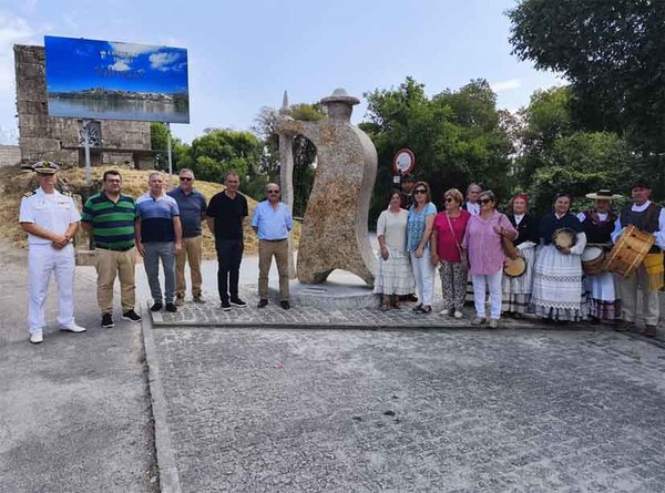 Infominho -  El escultor tudense Rai firma el nuevo monumento al peregrino instalado en el coraz�n del Camino Portugu�s - 